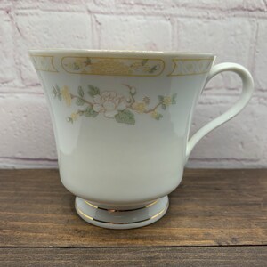 Vintage fint tekopp i porslin. Gula vita engelska rosor, Yung Shen, Porslin, Transferware, 1970-talet