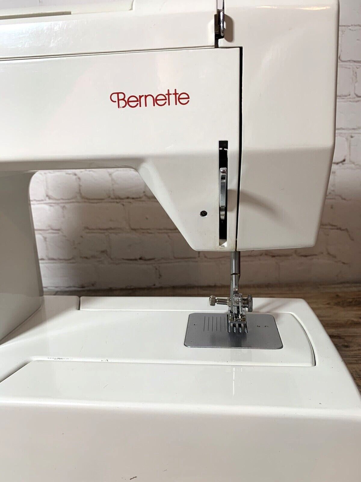 Bernette 715 by Bernina Sewing Machine 200B W/Pedal