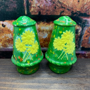 Vintage Ceramic Pottery Salt & Pepper Shakers Hand-painted Sunflower Daisy&#39;s Green Background Textured Details 1960&#39;s-1970&#39;s