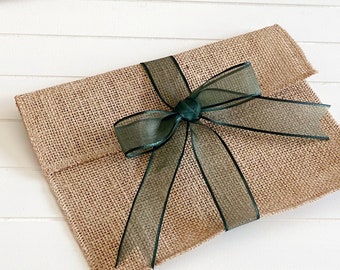 Jute envelope with green ribbon, 14x19 cm / 100 pcs