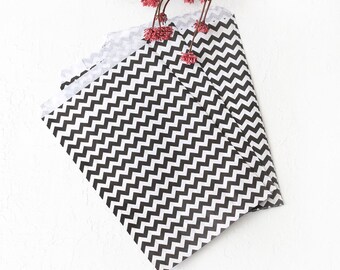 Patterned paper bag, white-black / Zigzag (18x30 - 500 pcs)