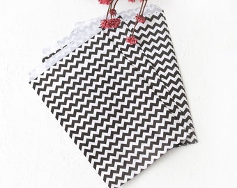 Patterned paper bag, white-black / Zigzag (18x30 - 1000 pcs)