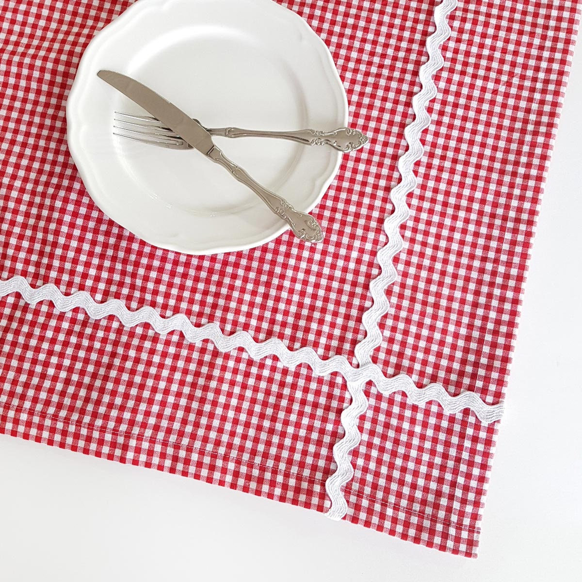 Nappe en Tissu à Carreaux Rouges de Différentes Tailles, avec Garniture Zigzag Coton