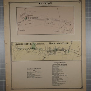 Peut inclure: Une carte vintage de Stanton, White House et Mechanicsville dans le canton de Readington, New Jersey. La carte montre la disposition des villes avec des rues, des bâtiments et des entreprises. La carte est imprimée en noir et blanc avec quelques accents verts et rouges.