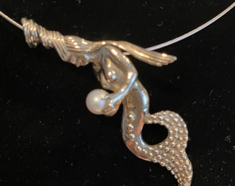 Beautiful 14K white gold Mermaid with cultured pearl necklace
