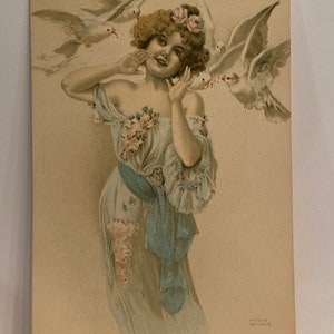 Belle carte postale antique d’une jeune femme avec des colombes signée par l’artiste du début des années 1900