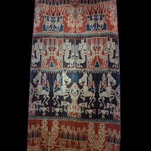 Autentico vecchio tessuto Sumba Ikat: tessuto tribale tessuto a mano dall&#39;Indonesia.