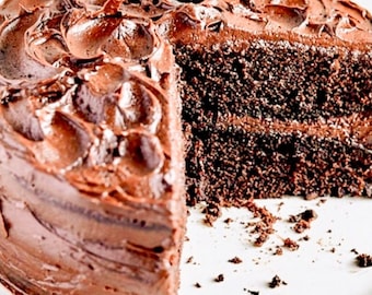 Può includere: Una torta al cioccolato glassata con glassa al cioccolato. È stata tagliata una fetta dalla torta, rivelando gli strati di torta al cioccolato.