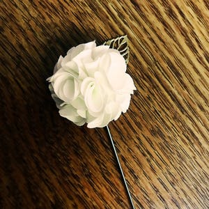 Fleur de feuille d'or faite à la main blanche, épinglette fabriquée à la main, broches de boutonnière de mode pour hommes femmes accessoires de fête d'affaires de mariage image 2