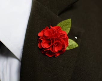 Roses rouges avec feuille verte Handmade Handmade Lapel Pin, Fashion Boutonnière Pin Broches pour hommes Femmes Mariage Business Party Accessories