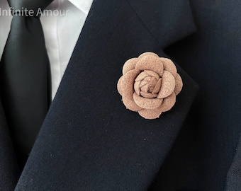 Marron clair Crème Fleur de Gardénia Handmade Lapel Pin, Mode Groom Boutonnière Broches Pour Hommes Femmes Mariage Business Party Accessoires