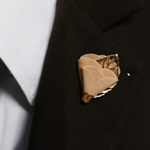 Beige Gold Flower Gold Handmade Handcrafted Lapel Pin, Fashion Boutonniere Pin Brooches For Men Women Wedding Business Party Accessories