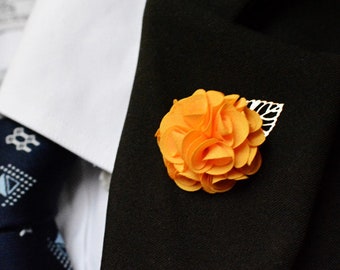 Fleur jaune orange faite à la main de feuille d'or, épinglette faite main, broches de boutonnière de mode hommes femmes accessoires de fête de mariage d'affaires