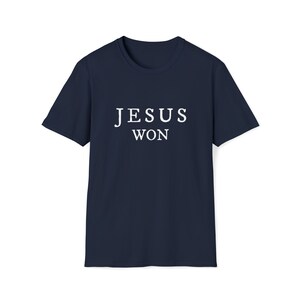 Jesús ganó la victoria fiel Mensaje inspirador cristiano Camiseta unisex de estilo suave imagen 6