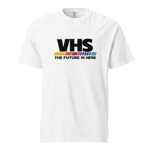 Tipografia video analogica, il futuro è qui. T-shirt unisex pesante tinta in capo.