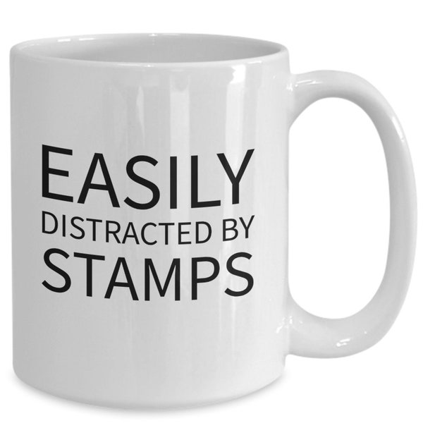 Leicht abgelenkt durch Briefmarken Briefmarkensammler Philatelisten Kaffeebecher