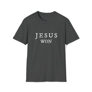 Jesús ganó la victoria fiel Mensaje inspirador cristiano Camiseta unisex de estilo suave imagen 3
