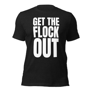 Puede incluir: Una camiseta negra de manga corta con el texto blanco GET THE FLOCK OUT impreso en una fuente negrita y sin remates en el pecho. La prenda tiene un cuello redondo y un corte estándar, mostrando un diseño limpio con letras de alto contraste.