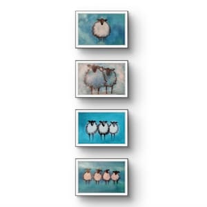 Op de afbeelding: Vier ingelijste kunstafdrukken met schapen. Elke afdruk heeft een zwart frame en toont schapen tegen een blauwe achtergrond. De schapen zijn geschilderd in een grillige stijl, met een wisselend aantal schapen in elke afdruk.