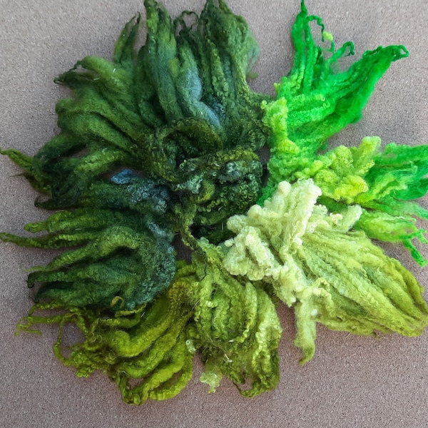 Boucles de laine nuances de vert, boucles de laine Leicester Blue Face, laines Angus, boucles de laine en feutre aiguilleté par Uan Wool, cadeau pour les artisans,