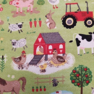 Puede incluir: Una tela verde con temática de granja. La tela presenta un tractor rojo, un granero rojo, un cerdo, una vaca, un caballo, un conejo, un ganso, un pollo y una oveja. También hay zanahorias, manzanas y otros artículos relacionados con la granja en la tela.