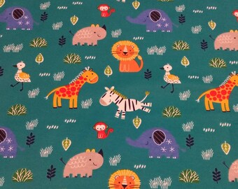 Puede incluir: Una tela turquesa con un patrón repetido de varios animales, incluyendo una cebra, una jirafa, un león, un rinoceronte, un elefante y un mono. Los animales son todos de colores brillantes y tienen un estilo de dibujos animados.