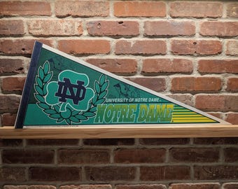 Banderín vintage grande de la NCAA de los Fighting Irish de Notre Dame de los años 90 - Recuerdos deportivos auténticos