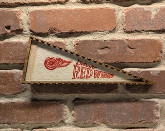 Mini flâmula vintage emoldurada do Detroit Red Wings da NHL dos anos 1970 – Autêntica lembrança esportiva