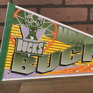 Bandiera Gagliardetto Ufficiale Milwaukee Bucks 30,5x76,2 Cm Con Kit Adesivi Da Parete – Feltro Serigrafato Per Fan – Decorazione Man Cave