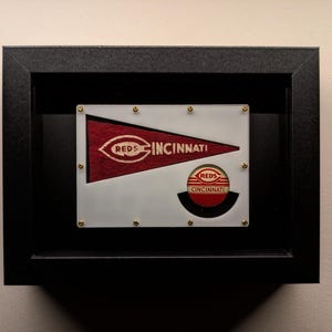 Vintage 1950s Cincinnati Reds MLB Promocional Flâmula e Pin em Shadowbox – Raros Memorabilia de Beisebol (Oferta Limitada)