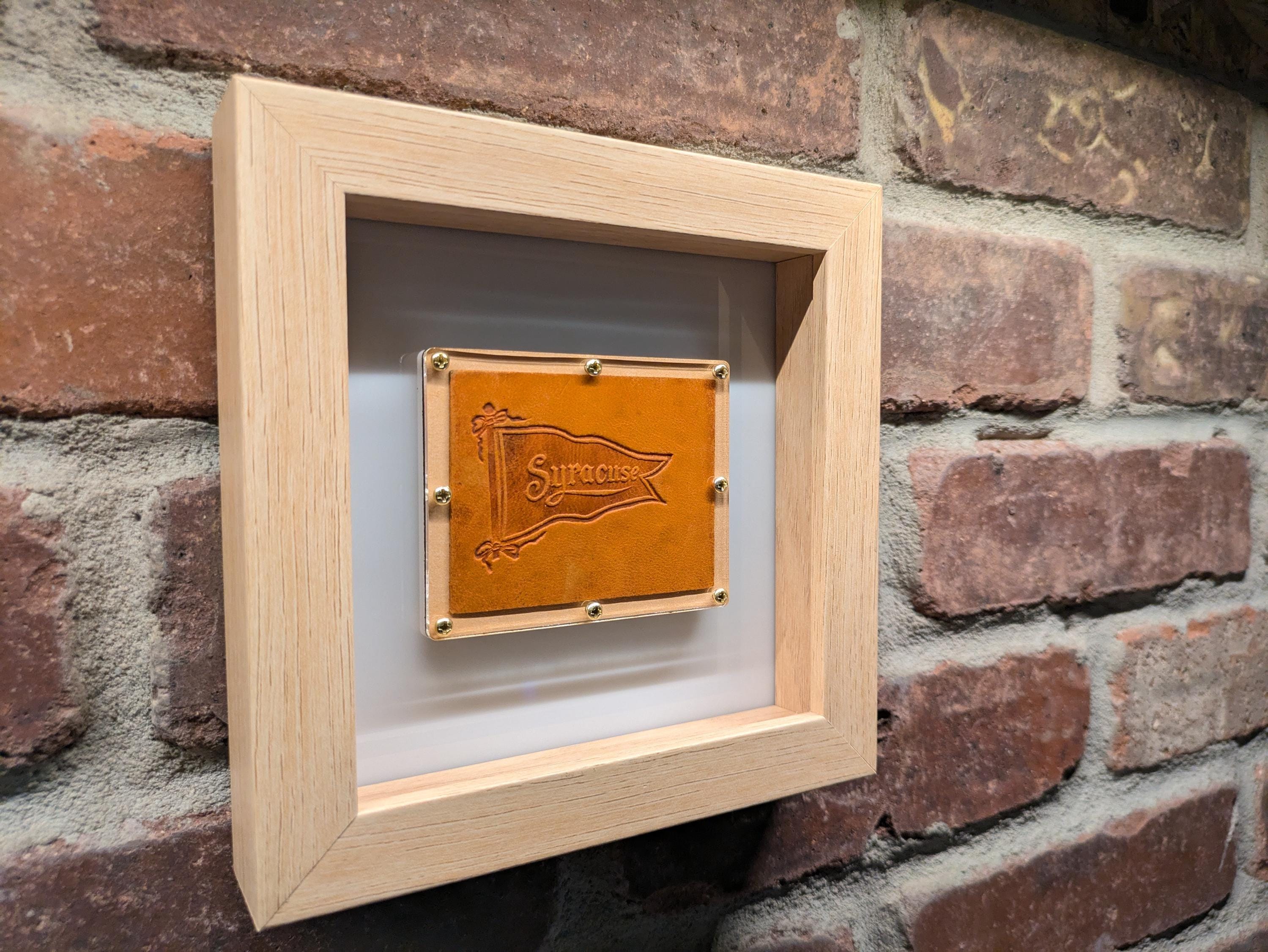 1930s Framed Syracuse University Pennant Patch - Leather Premium - Vintage College Memorabilia – Authentic Sports Memorabilia