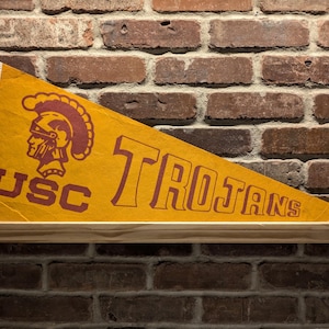 Grande gagliardetto vintage NCAA degli USC Trojans degli anni &#39;70 - Autentico cimelio sportivo universitario dell&#39;Università della California del Sud