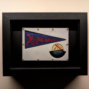 Vintage 1950 Philadelphia Phillies MLB Promocyjny proporczyk i przypinka w niestandardowym pudełku – Rzadkie pamiątki baseballowe (Oferta limitowana)