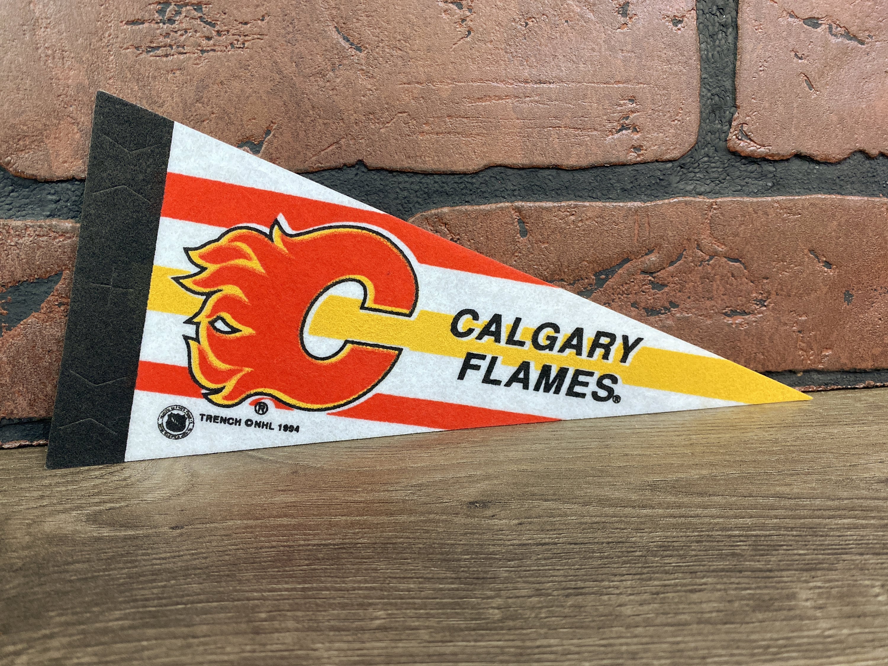 CustomCat Calgary Flames BLASTY Vintage NHL T-Shirt Daisy / 2XL