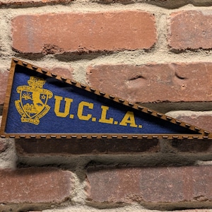 Gerahmte 1950er Jahre UCLA Bruins Universität von Kalifornien Vintage Nickel-Wimpel - Authentische Collegiate Sport-Erinnerungsstücke