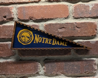 Mini banderín vintage de la NCAA de los Fighting Irish de la Universidad de Notre Dame, enmarcado, de la década de 1950: auténtico recuerdo deportivo universitario.