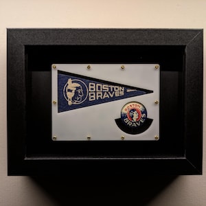 Vintage 1950er Jahre Boston / Atlanta Braves MLB Werbe-Wimpel & Pin in der Schattenbox - seltene Baseball-Erinnerungsstücke (begrenztes Angebot)