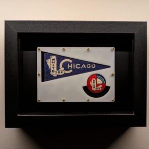 Vintage 1950er Jahre Chicago White Sox MLB Werbe-Wimpel & Pin in Shadowbox - Seltene Baseball-Erinnerungsstücke (begrenztes Angebot)