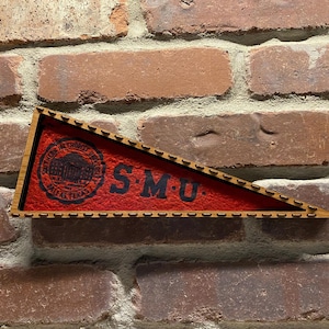 Mini Flâmula Vintage da NCAA da SMU Southern Methodist University emoldurada dos anos 1950 - Lembranças Esportivas Universitárias Autênticas