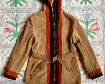 Könnte beinhalten: Eine braune Wildlederjacke mit Kapuze und Gürtel. Die Jacke hat vertikale Streifen aus orangefarbenem und braunem Wildleder.