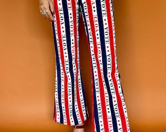 Pantalones vaqueros acampanados vintage de la década de 1960 con estrellas y rayas americanas "Vote"