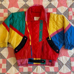 Giacca da sci anni '80 con maniche raglan e blocchi di colore.