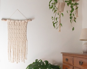 Tapiz de macramé grande para pared – Tapiz bohemio tejido sobre madera flotante