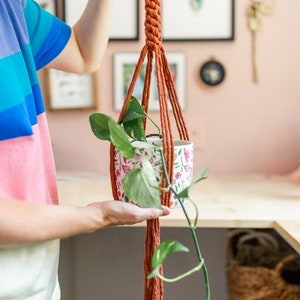 Bränd orange makramé-växthängare - 86 cm, bomullssnöre