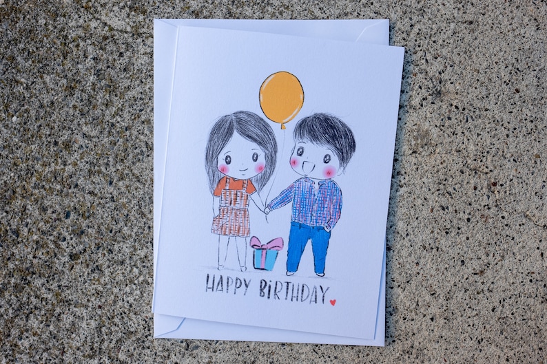 Puede incluir: Una tarjeta de cumplea&ntilde;os con una ilustraci&oacute;n dibujada a mano de dos personas que se toman de la mano con un globo amarillo y una caja de regalo. La tarjeta dice "Feliz cumplea&ntilde;os" en texto negro.