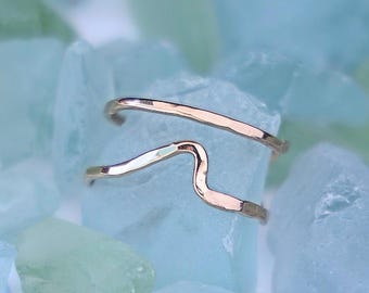 Bague The Wave Gold Filled/Martelé moderne/Or 18 carats rempli/Argent sterling/Design texturé/Océan/Côtier/Fabriqué à la main/Double vague/Surfer