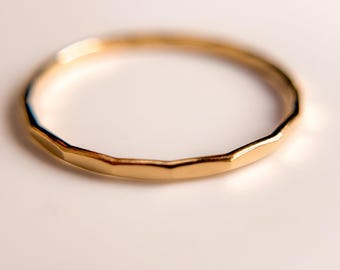 Bague empilable minimaliste en or plaqué//martelé moderne//or plaqué or 18 carats//design texturé//empilable/fabriqué à la main