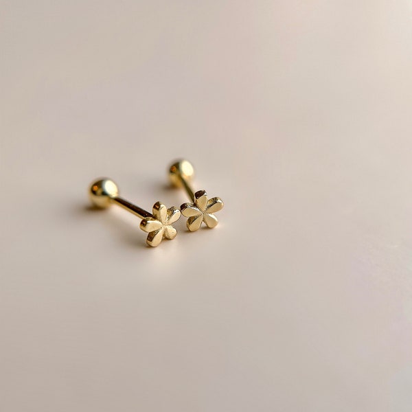 Pendientes de margaritas pequeñas en oro laminado de 18k // Pendientes de plata laminada de 18k // Pendientes con flores pequeñas // Pendientes para dormir // Cierre de rosca // Joyería boho moderna