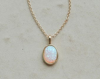 Collier opale ovale moderne//or plaqué or 18 carats//pierre précieuse opale véritable//opale éthiopienne//chaîne réglable//moderne//Mandy Ellen
