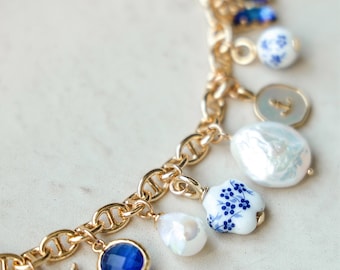 Collier La Dolce Vita//Fire d'or 18 carats//Perles d'eau douce de Méditerranée//Perles en céramique peintes à la main//Été italien/Bleu et blanc